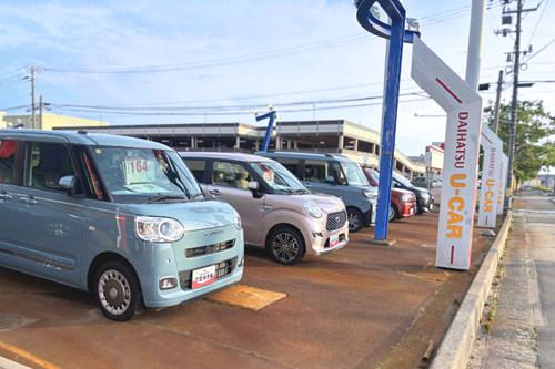 多数展示中の中古車展示場